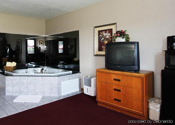 Econo Lodge Inn & Suites Dubuque Room photo