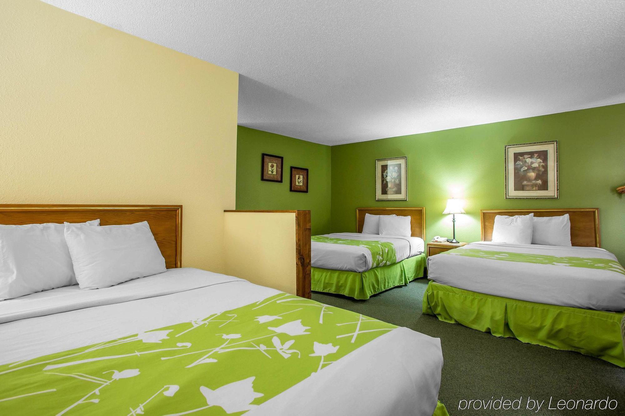 Econo Lodge Inn & Suites Dubuque Exterior photo