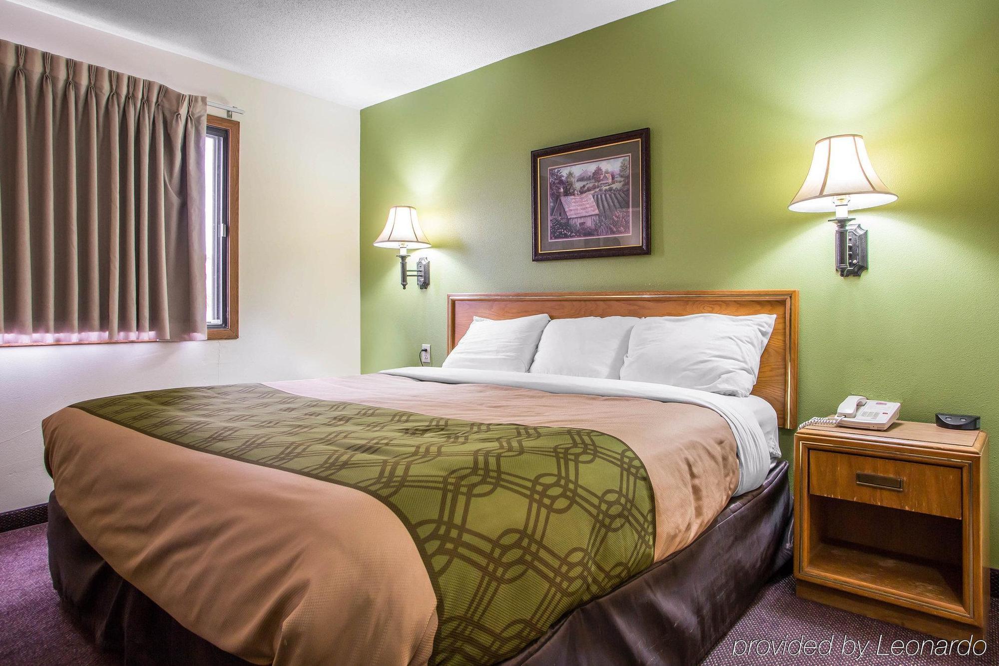 Econo Lodge Inn & Suites Dubuque Exterior photo
