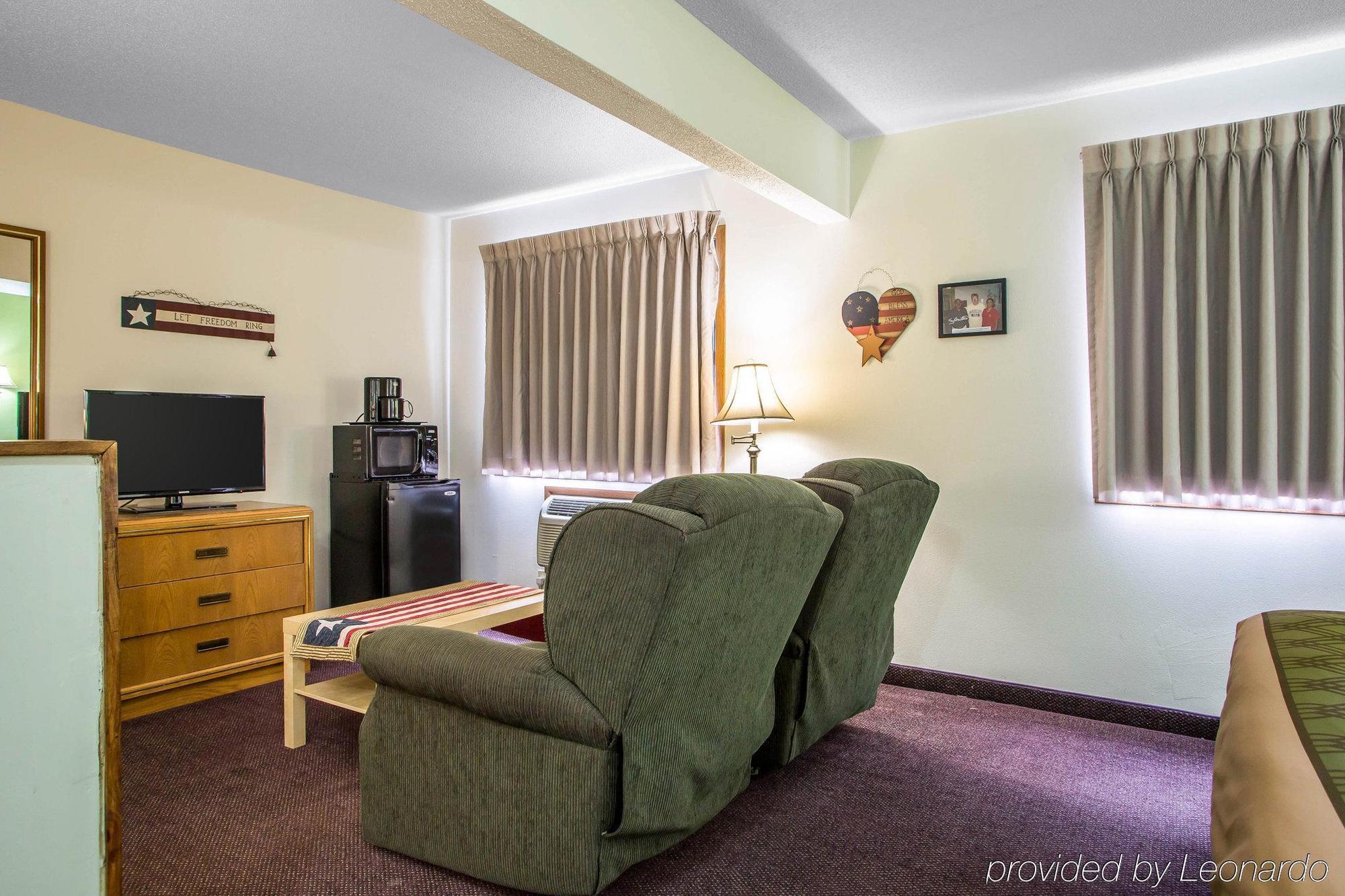 Econo Lodge Inn & Suites Dubuque Exterior photo