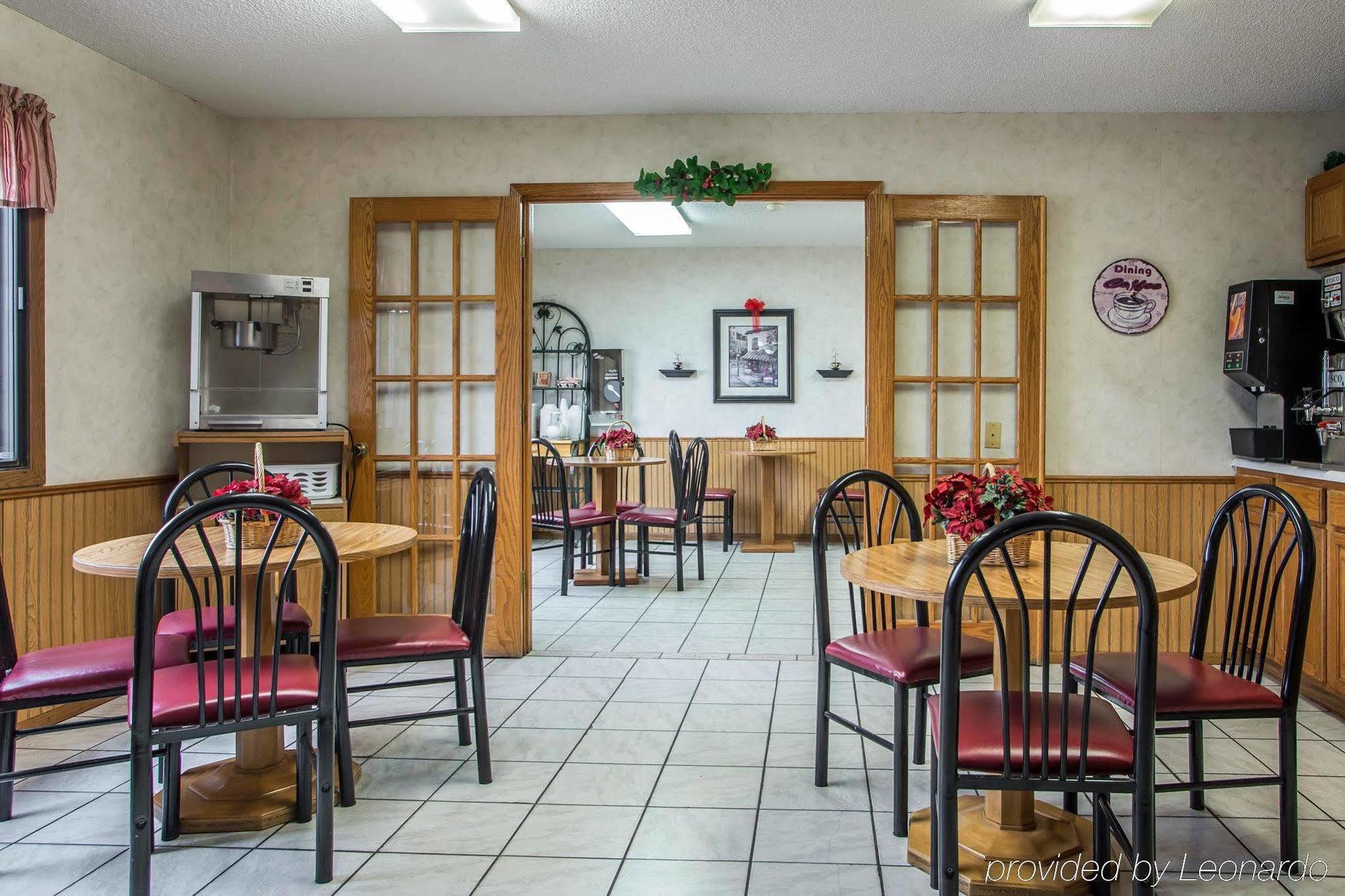 Econo Lodge Inn & Suites Dubuque Exterior photo