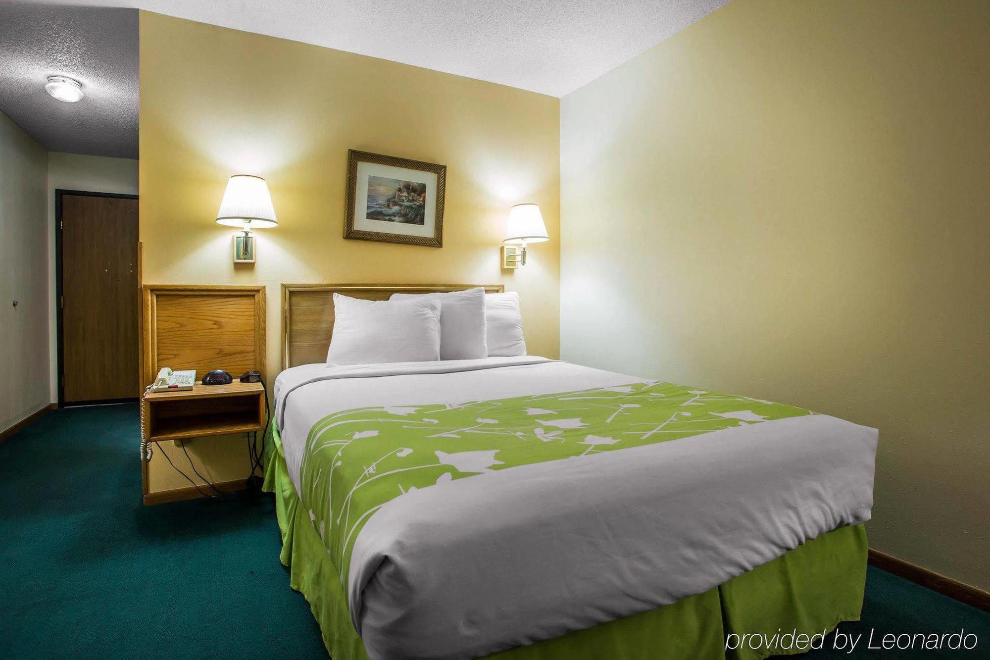Econo Lodge Inn & Suites Dubuque Exterior photo
