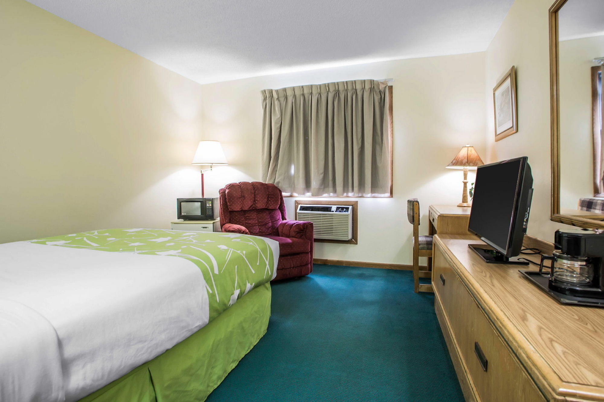 Econo Lodge Inn & Suites Dubuque Exterior photo