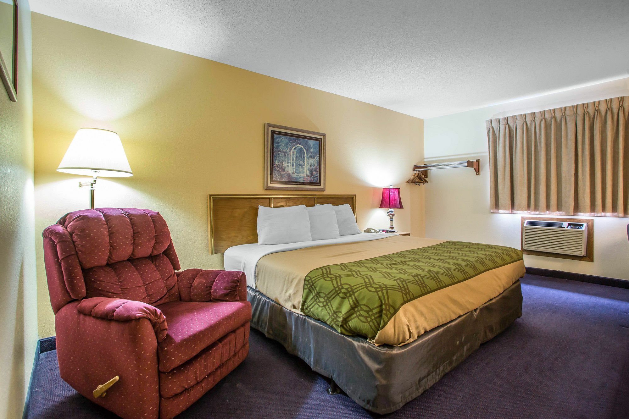 Econo Lodge Inn & Suites Dubuque Exterior photo
