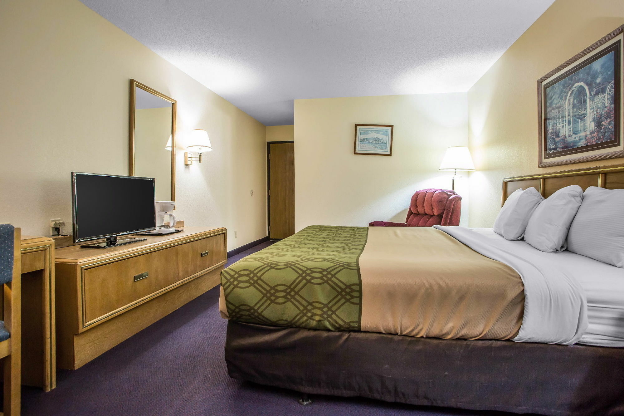 Econo Lodge Inn & Suites Dubuque Exterior photo